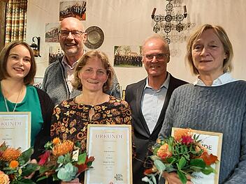 Ehrungen gab es bei Jahreshauptversammlung des Folklorechores N&uuml;dlingen-Bad Kissingen: (von links) Silke Petrick, Antje Hofmann und  Dorothea Heuer-Kretschmer. Hinten links der Vorsitzende des Chores, Georg Schmitt, daneben der Schatzmeister der ...