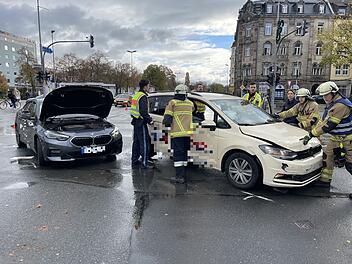 Unfall: Fahrschulauto und Taxi krachen in Bayreuth zusammen