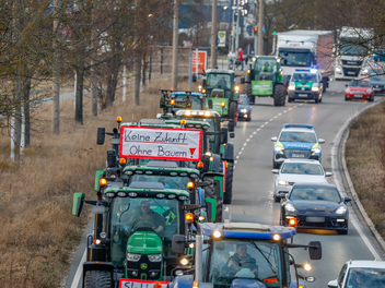 Landwirte fahren mit Traktor-Kolonne durch Nürnberg