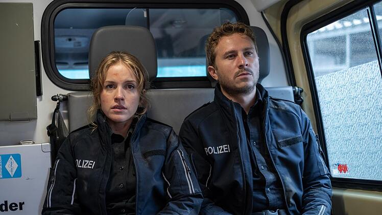 Maja Stein (Paula Kalenberg) und Klaus Hansen (Max Hubacher) müssen gezwungenermaßen weiter zusammenarbeiten.