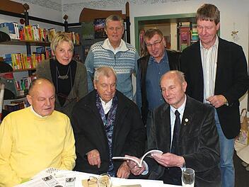 Barbara Jung-Reusch, Baptist Geinzer, Richard Repscher, Manfred Welker (hinten v. l.) sowie Georg Mundt und Hans Schobert begutachteten das Buch von Fritz Spieß (vorne v. l.). Foto: privat