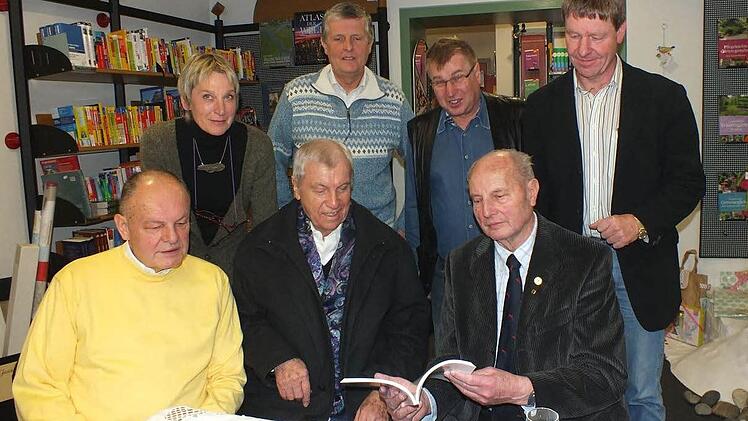 Barbara Jung-Reusch, Baptist Geinzer, Richard Repscher, Manfred Welker (hinten v. l.) sowie Georg Mundt und Hans Schobert begutachteten das Buch von Fritz Spieß (vorne v. l.). Foto: privat