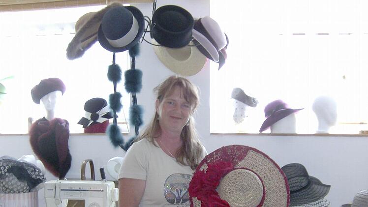 Stefanie Schneider stellt Hüte her. Fotos: Petra Malbrich