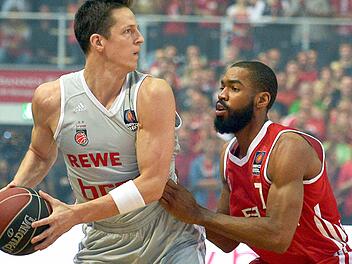 Der M&uuml;nchner Brandon Thomas (r) versucht den Bamberger Casey Jacobsen zu blocken. Die meisten Bundesliga-Trainer erwarten einen Titel-Zweikampf zwischen den Brose Baskets und Bayern M&uuml;nchen Foto: David Ebener/dpa