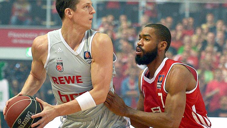 Der M&uuml;nchner Brandon Thomas (r) versucht den Bamberger Casey Jacobsen zu blocken. Die meisten Bundesliga-Trainer erwarten einen Titel-Zweikampf zwischen den Brose Baskets und Bayern M&uuml;nchen Foto: David Ebener/dpa