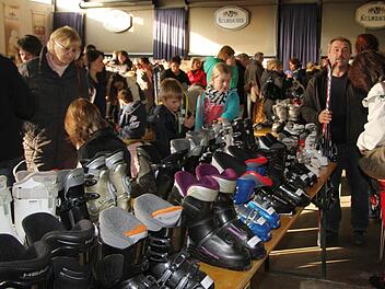 Schnäppchenjäger auf der Skibörse Fotos: Sonja Adam