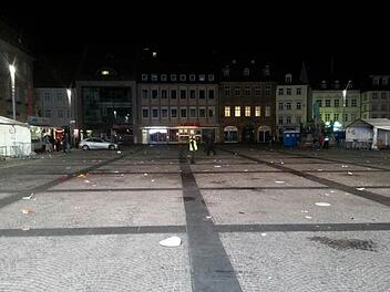 Kurze Zeit nach der Übertragung des Spiels der deutschen Mannschaft Montagnacht erinnerte nur noch der Müll an die rund 1000 Besucher auf dem Maxplatz in Bamberg.  Foto: Anna Lienhardt