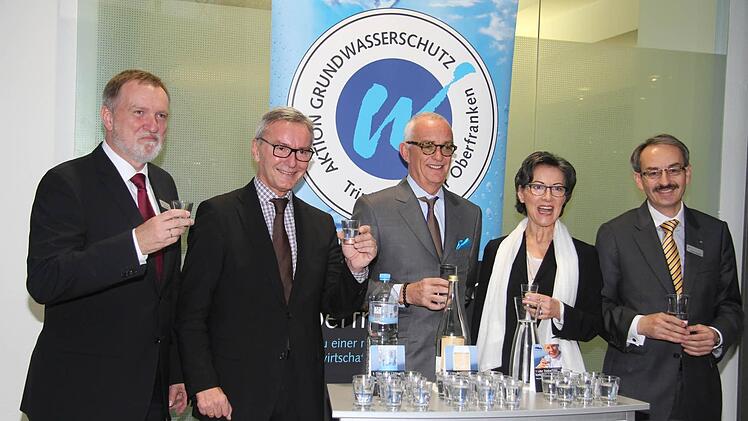 Bei der Wasserverkostung gab es so manch erstauntes Gesicht: Dieter Bordihn von der Kulmbacher Bank, Stephan Pröschold, Leiter der Stadtwerke, Peter Heinlein, Aufsichtsratsvorsitzender der Kulmbacher Bank, Regierungsvizepräsidentin Petra Platzgummer-Martin und Stephan Ringwald von der Kulmbacher Bank konnten das Kulmbacher Leitungswasser nur schwer von Mineral- oder Quellwasser unterscheiden.