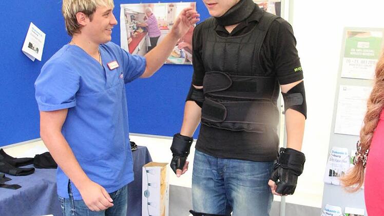 Eine Brille und Kopfhörer schränken Seh- und Hörvermögen ein.