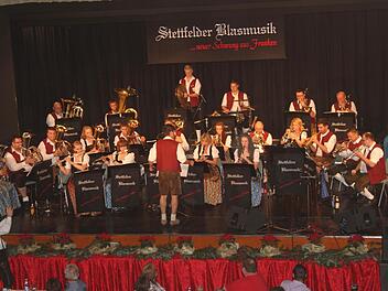 Die Stettfelder Blasmusik mit ihrem Dirigenten Christian Frank und viel Schwung aus Franken beim 19. Böhmischen Abend. Fotos: Günther Geiling