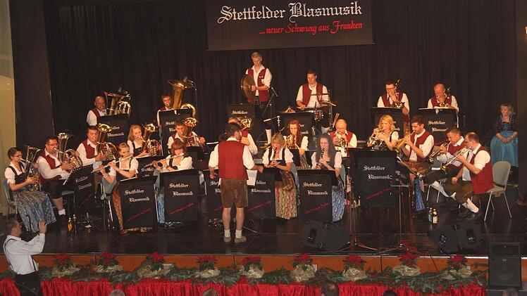 Die Stettfelder Blasmusik mit ihrem Dirigenten Christian Frank und viel Schwung aus Franken beim 19. Böhmischen Abend. Fotos: Günther Geiling