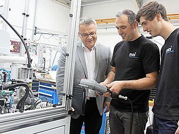 Mai bezeichnet sich als ein familiäres Unternehmen. Das Bild zeigt (von links) Geschäftsführer Hermann Fischer, Mitarbeiter Driton Kadrija und und Azubi Stefan Förtschbeck. Foto: Veronika Schadeck