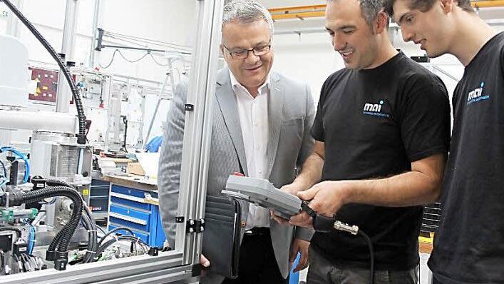 Mai bezeichnet sich als ein familiäres Unternehmen. Das Bild zeigt (von links) Geschäftsführer Hermann Fischer, Mitarbeiter Driton Kadrija und und Azubi Stefan Förtschbeck. Foto: Veronika Schadeck