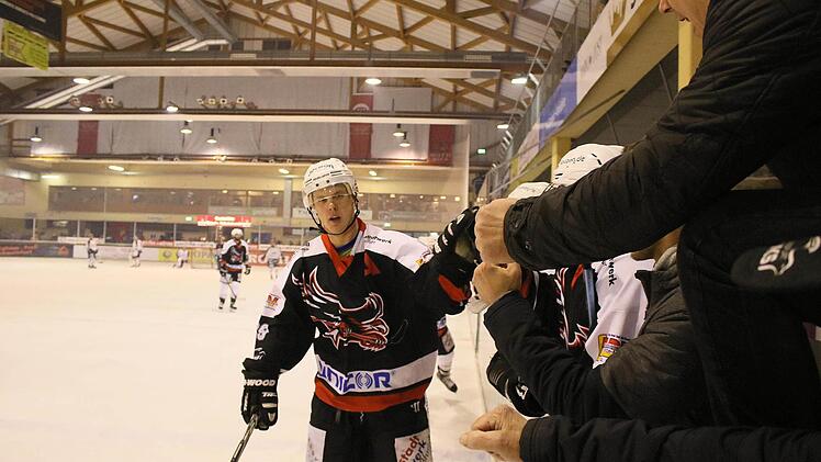 Freude bei David Franek nach seinem 3:2-Anschlusstreffer. Rechts ESC-Vorstandsmitglied Andreas Kurz.