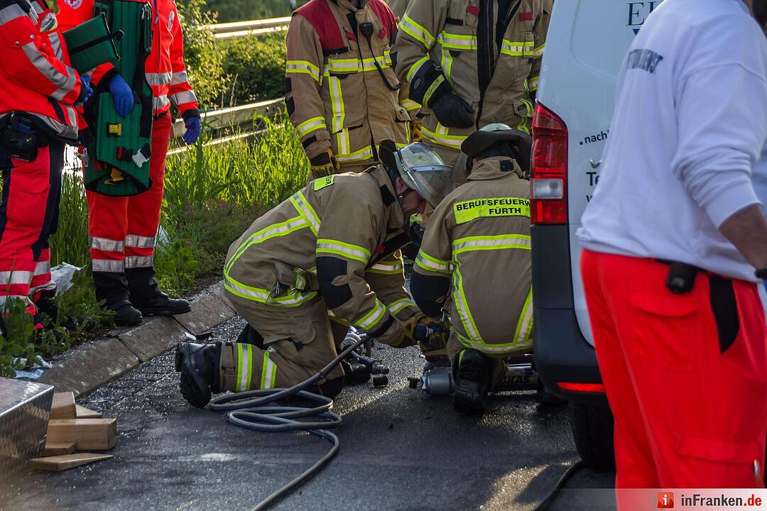 Schwerer Unfall in Fürth: Kleintransporter kracht in Kehrfahrzeug