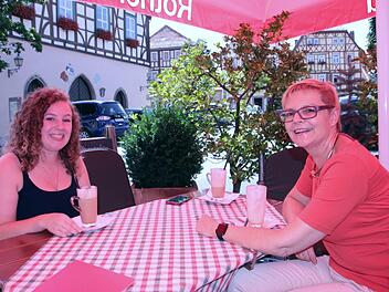 Moana Dempsey traf sich in Münnerstadt mit der Bundestagsabgeordneten Sabine Dittmar und erzählte ihr von ihren Erfahrungen ihres Auslandsjahres. Foto: Heike Beudert