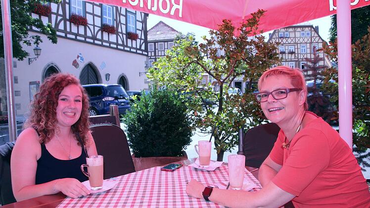 Moana Dempsey traf sich in Münnerstadt mit der Bundestagsabgeordneten Sabine Dittmar und erzählte ihr von ihren Erfahrungen ihres Auslandsjahres. Foto: Heike Beudert