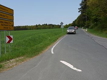 Zwischen Vollausbau und Rückbau zum Radweg reichen die Möglichkeiten, die für die Kreisstraße CO23 im Raum stehen. Schon bald finden Gespräche statt, die über die Zukunft der Straße entscheiden könnten.Berthold Köhler