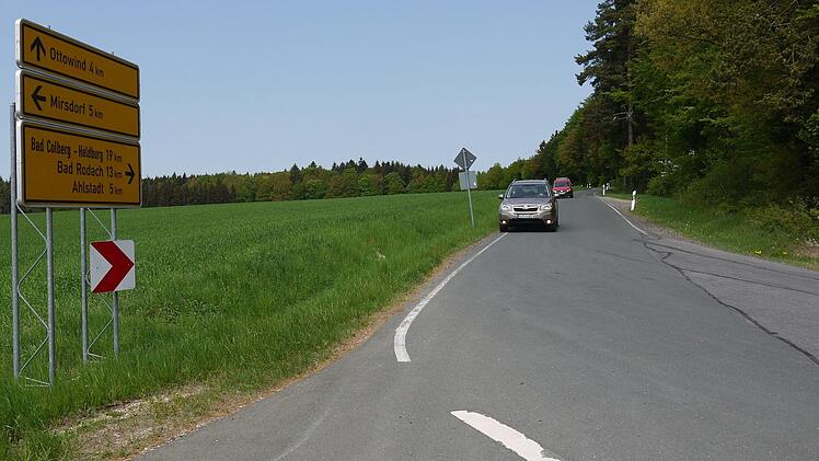 Zwischen Vollausbau und Rückbau zum Radweg reichen die Möglichkeiten, die für die Kreisstraße CO23 im Raum stehen. Schon bald finden Gespräche statt, die über die Zukunft der Straße entscheiden könnten.Berthold Köhler
