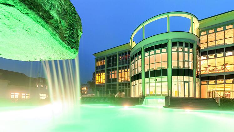 Pool und Fassade des Dorint Resort und Spa Hotels.