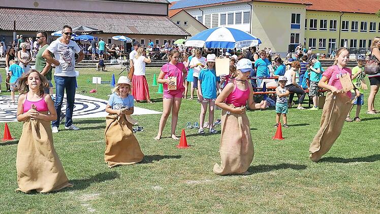 Viel Spaß hatten die Kinder beim Sackhüpfen. Foto: Gerd Klemenz