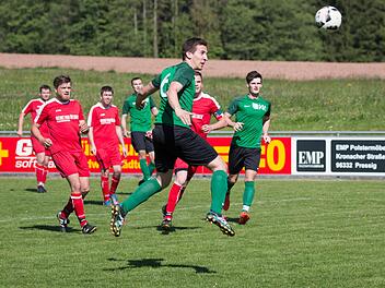 Christian Beez (grünes Trikot) und den TSV Neukenroth sehen die meisten Verantwortlichen heuer ganz oben in der Kreisklasse 4. Auch der FC Hirschfeld (rote Trikots) wurde einmal genannt.  Foto: Heinrich Weiß