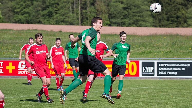 Christian Beez (grünes Trikot) und den TSV Neukenroth sehen die meisten Verantwortlichen heuer ganz oben in der Kreisklasse 4. Auch der FC Hirschfeld (rote Trikots) wurde einmal genannt.  Foto: Heinrich Weiß