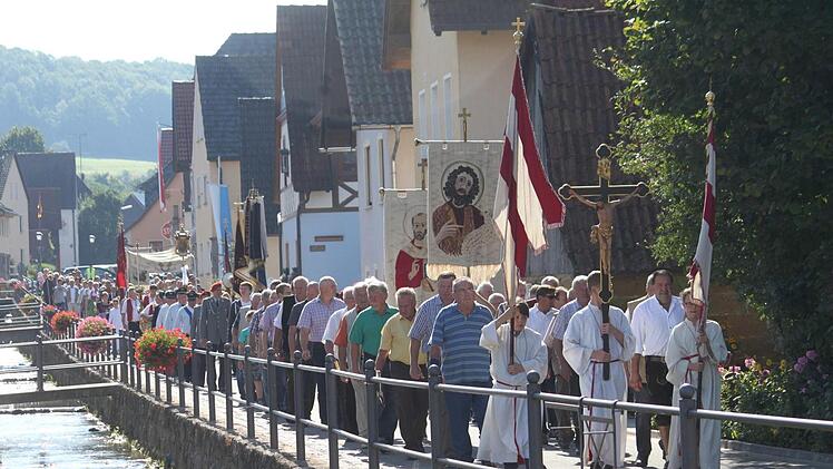 Am Kirchweihsonntag im Anschluss an den Gottesdienst findet eine eucharistische Prozession durch den Ort statt.