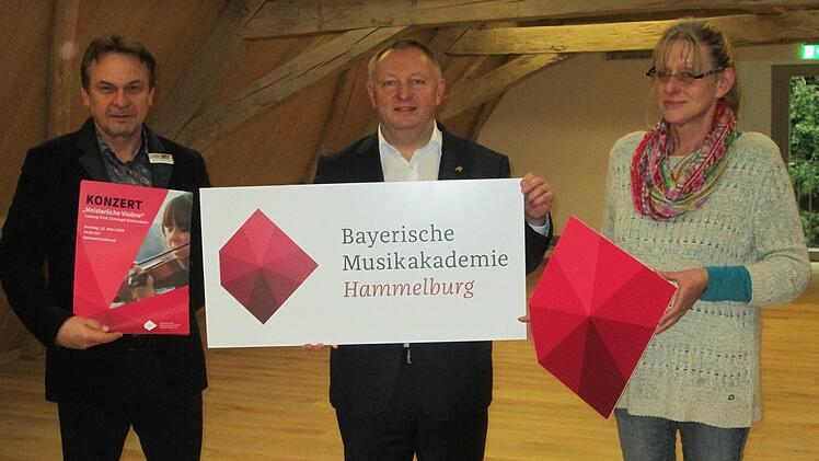 Das neue Design der Musikakademie präsentieren (von links) Künstlerischer Leiter Kuno Holzheimer, Vorsitzender Thomas Bold und Verwaltungsleiterin Bernadette Roßberg. Foto: Winfried Ehling