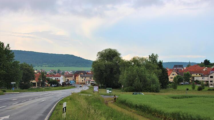 Blick von Bad Kissingen kommend nach Nüdlingen: An der Kreuzung soll ein Kreisel kommen. Auf der Fläche rechts der Straße, zwischen dem Feldweg und den Häusern, soll ein Lebensmitteleinzelhandel entstehen.