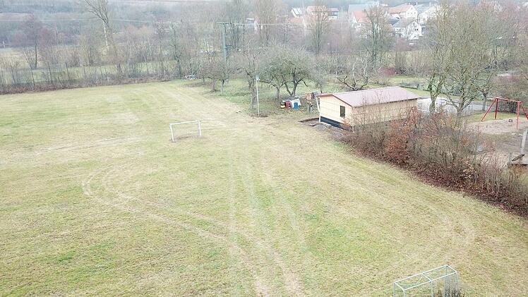 Der Sportplatz in Althausen aus der Luft. Fußball wird dort heute allenfalls nur noch zum Vergnügen gespielt. Foto: Frank Sterrmann