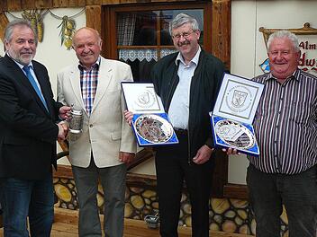Bürgermeister Norbert Volk (links) überreichte dem aus dem Marktgemeinderat ausscheidenden Johann Schramm (weiter nach rechts) ein Zinnkrügerl. Über den Ehrenteller des Marktes freuten sich Christoph Horn und Rainer Bauch. Foto: Klaus-Peter Wulf