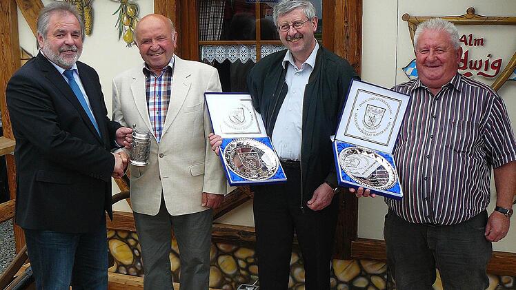 Bürgermeister Norbert Volk (links) überreichte dem aus dem Marktgemeinderat ausscheidenden Johann Schramm (weiter nach rechts) ein Zinnkrügerl. Über den Ehrenteller des Marktes freuten sich Christoph Horn und Rainer Bauch. Foto: Klaus-Peter Wulf
