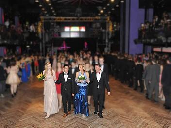 Der Schüler-Abschlussball der Gesamtschule Hollfeld im Tanzcenter Deuber in Modschiedel war ein voller Erfolg, sagt Alexandra Dahm-Förtsch:. "Als wir um 1 Uhr beenden wollten, streikten die Schüler und die anderen Gäste und wollten weiter tanzen." Darauf hatte die Tanzlehrerin die Schüler mit eigenen Choreographien vorbereitet. Die Live-Band "California Duo" aus Mainleus sorgte für ein unvergessliches Erlebnis.  Foto: privat