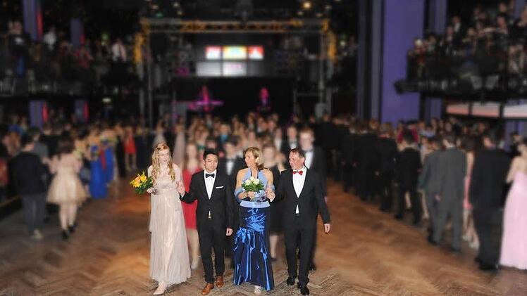 Der Schüler-Abschlussball der Gesamtschule Hollfeld im Tanzcenter Deuber in Modschiedel war ein voller Erfolg, sagt Alexandra Dahm-Förtsch:. "Als wir um 1 Uhr beenden wollten, streikten die Schüler und die anderen Gäste und wollten weiter tanzen." Darauf hatte die Tanzlehrerin die Schüler mit eigenen Choreographien vorbereitet. Die Live-Band "California Duo" aus Mainleus sorgte für ein unvergessliches Erlebnis.  Foto: privat