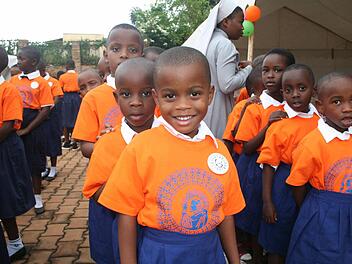 Die Großzügigkeit der Bad Neustädter Kommunionkinder machten es möglich, dass 280 behinderte und nicht behinderte Kinder in Kigali (Ruanda, Afrika) einen herrlichen Kindertag erleben konnten. Foto: Archiv Pfarrer Krefft