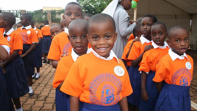 Die Großzügigkeit der Bad Neustädter Kommunionkinder machten es möglich, dass 280 behinderte und nicht behinderte Kinder in Kigali (Ruanda, Afrika) einen herrlichen Kindertag erleben konnten. Foto: Archiv Pfarrer Krefft