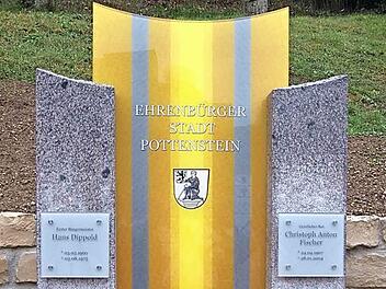 Die Stele für die Pottensteiner Ehrenbürger. Links oben ist eine Platte für Hans Dippold angebracht. Foto: Thomas Weichert
