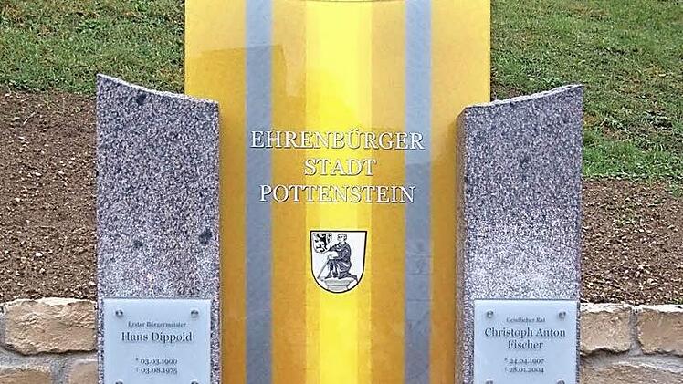 Die Stele für die Pottensteiner Ehrenbürger. Links oben ist eine Platte für Hans Dippold angebracht. Foto: Thomas Weichert