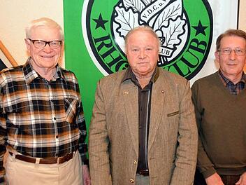 Der Rhönklubzweigverein Garitz hat neu gewählt, und so gut wie alle Vorstandsmitglieder machen für drei Jahre weiter, um auch das 50-jährige Stiftungsfestes des Zweigvereins aktiv mitzugestalten. Auf unserem Foto v.l.: 2. Vors. Horst Hippler, Vorsitzender Manfred Mussmächer und Kassenwart Erwin Henz. Verhindert und daher nicht auf dem Foto ist Schriftführer Hans Thierauf. Foto: Peter Rauch