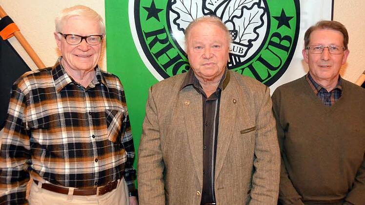 Der Rhönklubzweigverein Garitz hat neu gewählt, und so gut wie alle Vorstandsmitglieder machen für drei Jahre weiter, um auch das 50-jährige Stiftungsfestes des Zweigvereins aktiv mitzugestalten. Auf unserem Foto v.l.: 2. Vors. Horst Hippler, Vorsitzender Manfred Mussmächer und Kassenwart Erwin Henz. Verhindert und daher nicht auf dem Foto ist Schriftführer Hans Thierauf. Foto: Peter Rauch