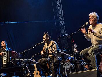 Mit ihrem Gast Wally Warning (Mitte) beeindruckten Werner Schmidbauer (rechts) und Martin Kälberer ihre Fans im Tambacher Schlosshof. Foto: Jochen Berger