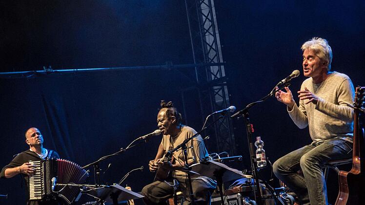 Mit ihrem Gast Wally Warning (Mitte) beeindruckten Werner Schmidbauer (rechts) und Martin Kälberer ihre Fans im Tambacher Schlosshof. Foto: Jochen Berger