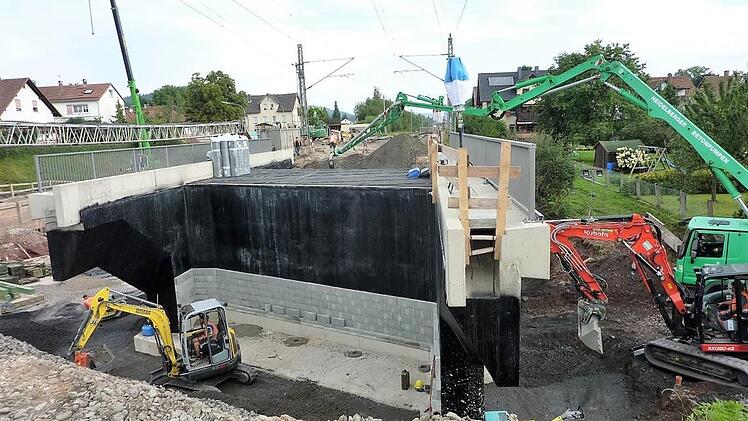 Freitag: Die 1100 Tonnen schwere Brückenkonstruktion muss nun im Nord- und Südbereich wieder mit Spezialmaterial aufgefüllt werden. Foto: Gerd Fleischmann