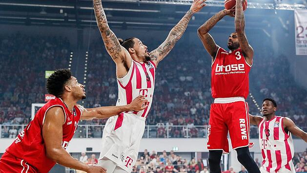 Der abermals sehr treffsicher Dorell Wright (rechts) steigt gegen den Bonner Center Julian Gamble zum Wurf hoch; links Augustine Rubit  Foto: Daniel L&ouml;b