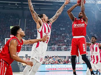 Der abermals sehr treffsicher Dorell Wright (rechts) steigt gegen den Bonner Center Julian Gamble zum Wurf hoch; links Augustine Rubit  Foto: Daniel Löb