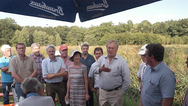 Informationen am Acker mit der Wildsaatmischung: BN-Kreisgruppenvorsitzender Helmut B&auml;r (3. von links) und dann weiter BN-Vorsitzender Richard Mergner, Landrat Thomas Habermann, BN-Kreisgruppenvorsitzende Susanne Richter, Michael Diestel (Agrokraft/BBV), BBV-Kreisobmann Mathias Kl&ouml;ffel und BUND-Vorsitzender Hubert Weiger.  Michael Petzold