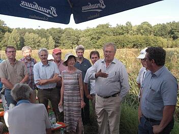 Informationen am Acker mit der Wildsaatmischung: BN-Kreisgruppenvorsitzender Helmut Bär (3. von links) und dann weiter BN-Vorsitzender Richard Mergner, Landrat Thomas Habermann, BN-Kreisgruppenvorsitzende Susanne Richter, Michael Diestel (Agrokraft/BBV), BBV-Kreisobmann Mathias Klöffel und BUND-Vorsitzender Hubert Weiger.  Michael Petzold