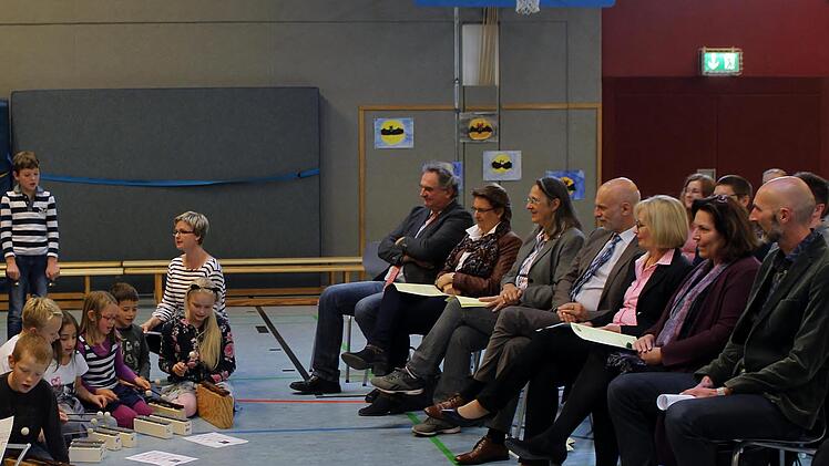 Schüler begrüßen die neune Konrektorin (zweite von rechts) musikalisch. Foto: Werner Vogel