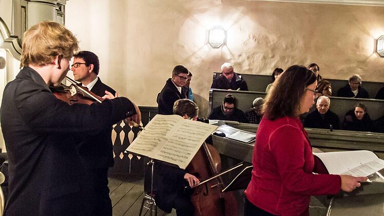 Stimmungsvoll: Ein Projektchor mit Sängern aus der Region Coburg, aus Thüringen, Sachsen und Sachsen-Anhalt gestaltete ein Konzert in Niederfüllbach.Foto: Jochen Berger